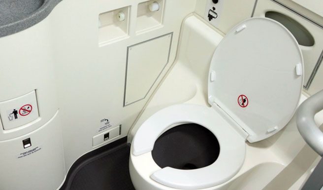 Ahora tendrás que pagar para ir al baño en los aviones