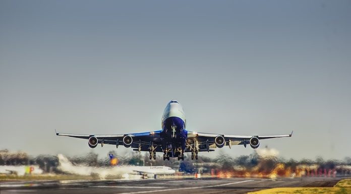 ¿Cuáles son los asientos más seguros en un avión?