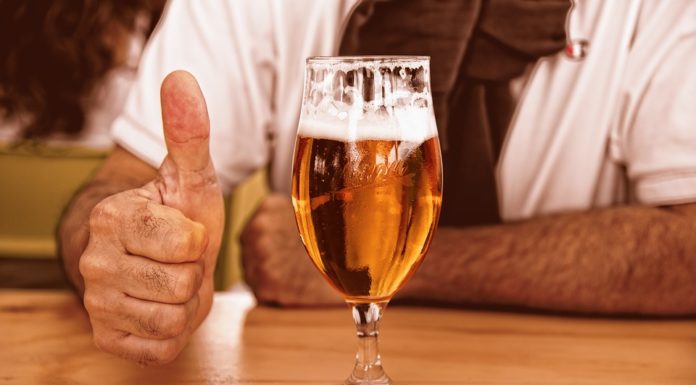 Beber cerveza y viajar alarga la vida, además rejuvenece según la ciencia