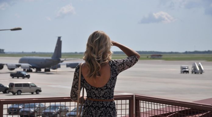Se enamora durante un vuelo y pide ayuda a la aerolínea a encontrar al chico