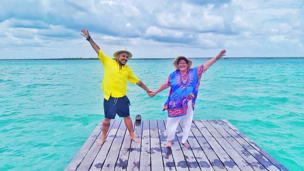 Extrañó a su mamá en su viaje, así que se la llevó a mochilear por todo México