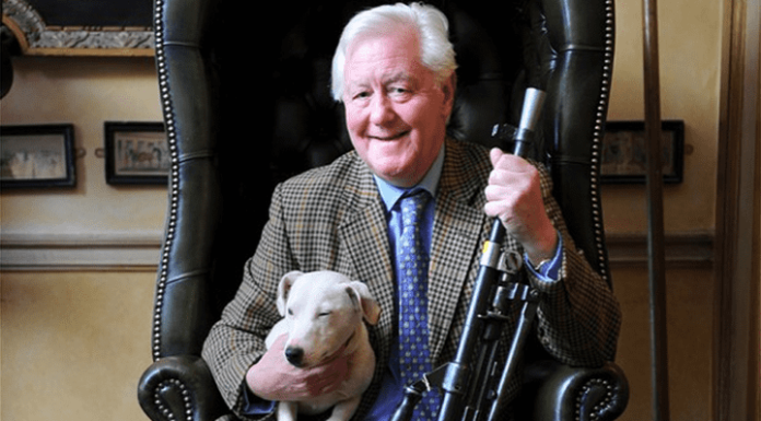 Multimillonario busca una esposa para viajar por el mundo