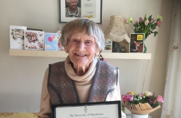 Una mujer recibió su título universitario a los 101 años