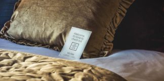 Esta habitación de hotel es gratis si no utilizas tu teléfono mientras estés allí