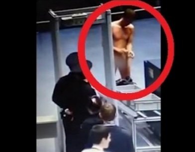 Un hombre se queda completamente desnudo frente al mostrador de Ryanair tras perder su vuelo en el Aeropuerto Barcelona-El Prat