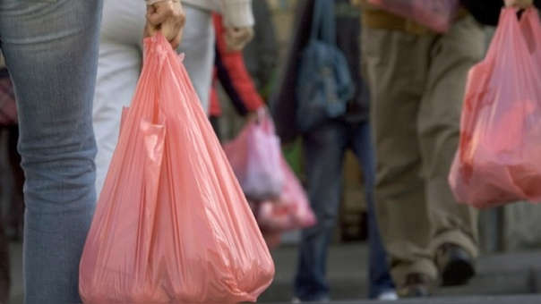 Chile pone en vigencia la prohibición total del uso de bolsas plásticas en supermercados y grandes tiendas