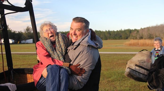 Abuelita de 90 años con cáncer elige viajar en lugar de tratamiento