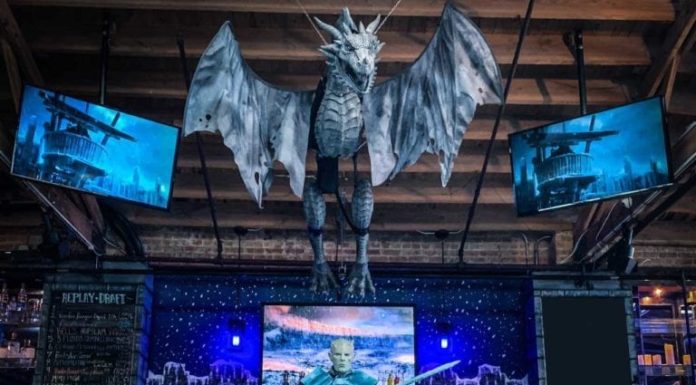 En este bar de Game of Thrones en Chicago puedes beber sentado en un trono de hierro