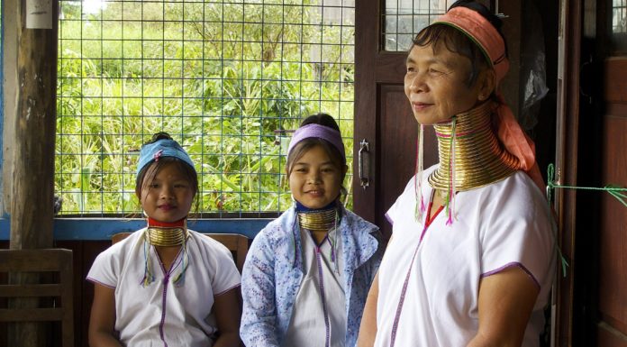 Las mujeres Jirafa en Tailandia y la verdadera razón por la que siguen «adornando» sus cuellos