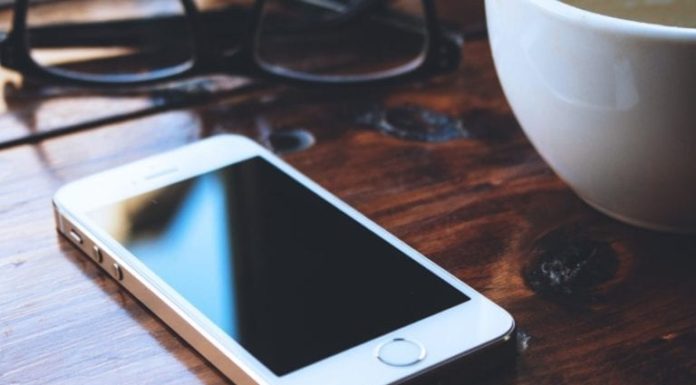 No estás paranoico: tu teléfono te escucha cuando está apagado y registra lo que hablas