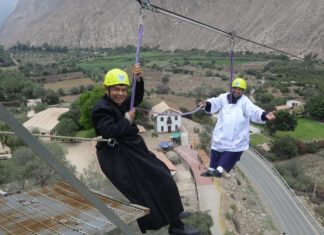 Sacerdotes practican deportes extremos para promover el turismo en su pueblo