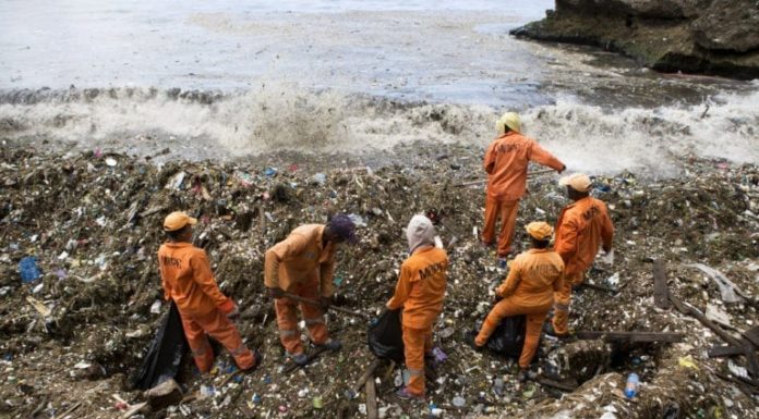 Olas de basura invaden las “paradisíacas” playas de Montesinos en República Dominicana