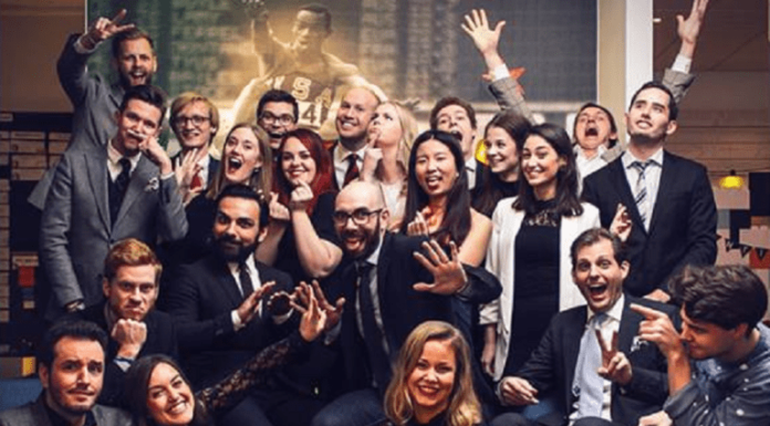 Todos los años, este jefe lleva a sus empleados de viaje durante un mes entero