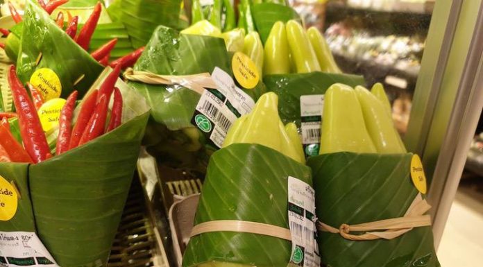 Supermercado tailandés usa hojas de plátano para envolver los alimentos