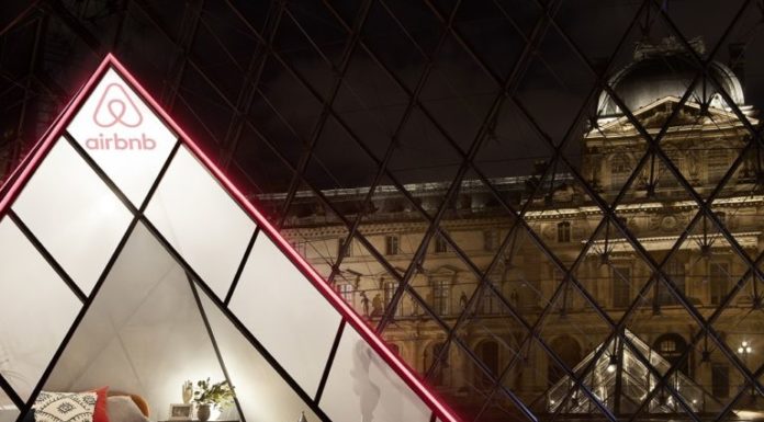Ahora podrás dormir y cenar en la pirámide de Louvre gracias a Airbnb