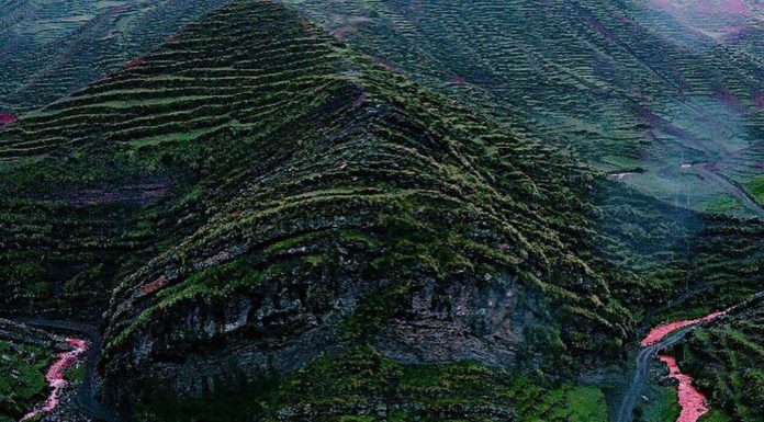 Descubren río rojo en Cusco, cerca de la montaña de 7 colores