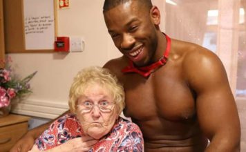 Festejó sus 89 años con strippers en el geriátrico y las fotos se hicieron virales