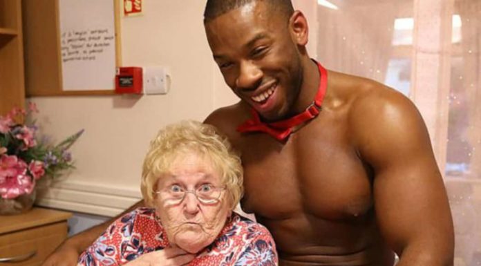 Festejó sus 89 años con strippers en el geriátrico y las fotos se hicieron virales