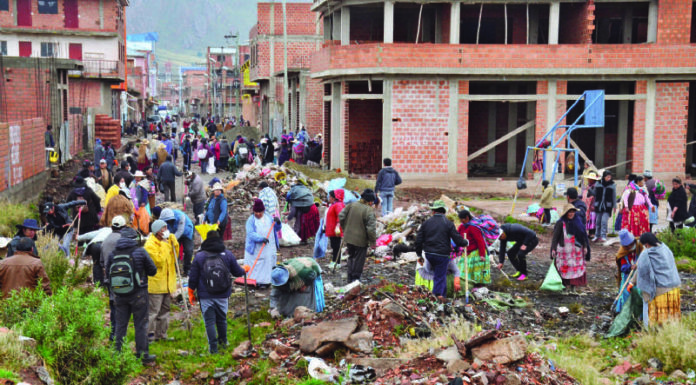 Con escobas y palas, Bolivia y Perú limpian el Desaguadero