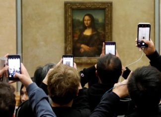 Los vigilantes del Louvre están agotados