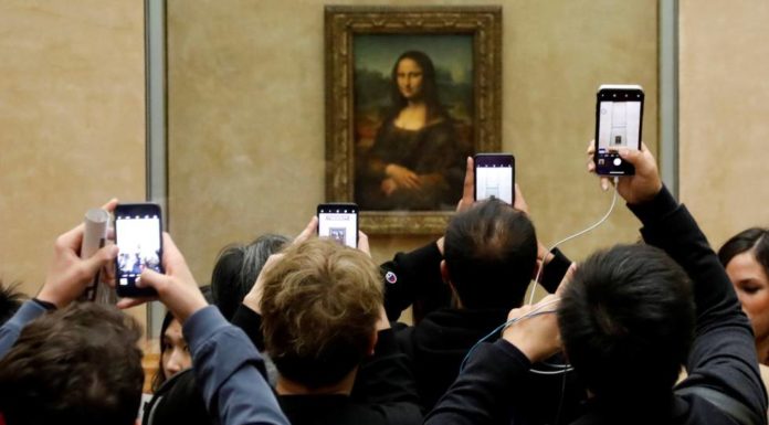Los vigilantes del Louvre están agotados