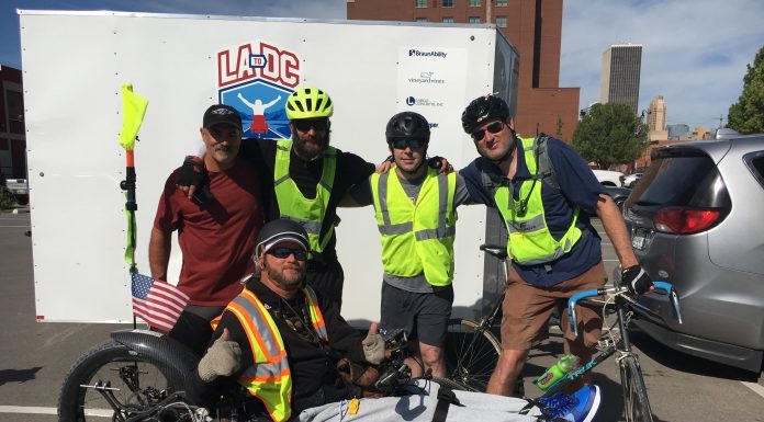 Le dijeron que nunca se recuperaría de una lesión, ahora viaja 2,300 millas en una silla de ruedas