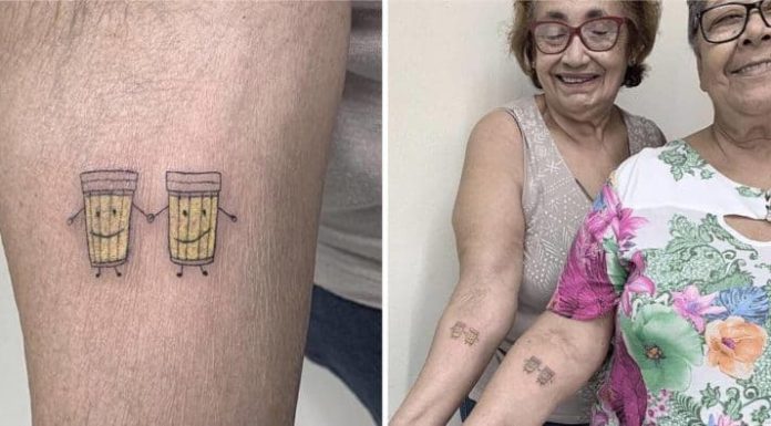 Abuelitas celebran sus 30 años de amistad tatuándose lo que más aman compartir: dos vasos de cerveza