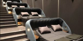 La sala de cine más cómoda del mundo: tiene camas con mantas y pantuflas incluidas