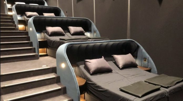 La sala de cine más cómoda del mundo: tiene camas con mantas y pantuflas incluidas