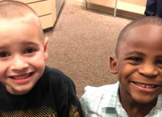 Se cortaron el cabello igual para confundir a la maestra, en su mente ellos son idénticos