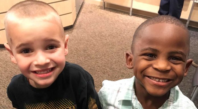 Se cortaron el cabello igual para confundir a la maestra, en su mente ellos son idénticos