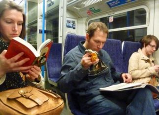 En Rumania puedes viajar gratis si vas leyendo libros durante el trayecto