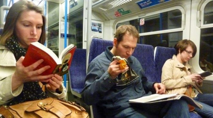 En Rumania puedes viajar gratis si vas leyendo libros durante el trayecto