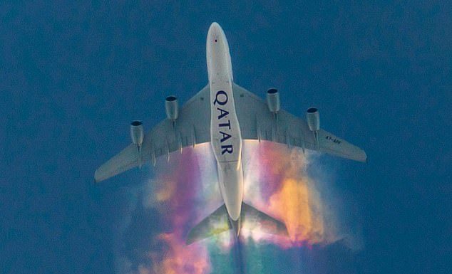 Avión de Qatar Airways crea un increíble arco iris en el cielo mientras vuela sobre Alemania
