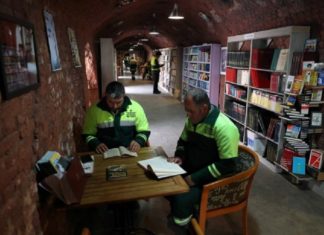 Trabajadores de la basura crean biblioteca con libros que son desechados