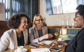Mujeres que hablan demasiado viven más años y son más felices