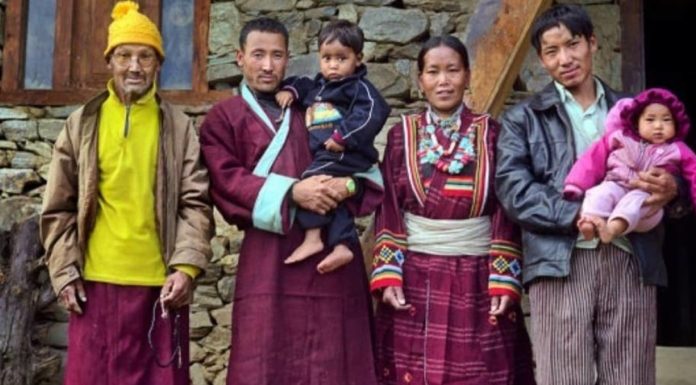 Con sus tres maridos, mujer nepalí dice ser muy feliz