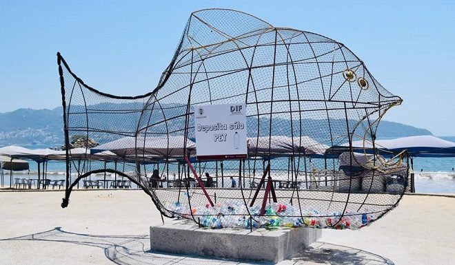 Playas de México colocan “peces gigantes” para recolectar plásticos