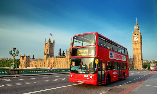 Los tradicionales buses dobles de Londres ahora funcionan con residuos de café