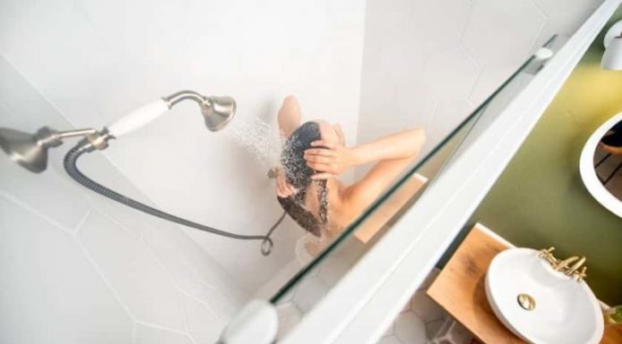 Una mujer está demandando a Hilton por $ 100 millones, acusando a una persona de filmarla en la ducha y publicar el video en sitios pornográficos