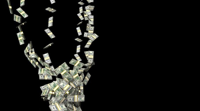 Automovilistas recogen una lluvia de dólares en plena autopista de EE.UU. (y la Policía ordena devolverlos)