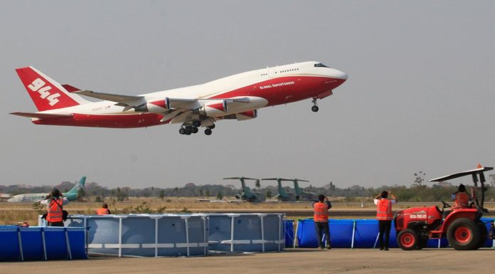Gran avión cisterna hace primer vuelo en Bolivia para controlar incendio en la Amazonía
