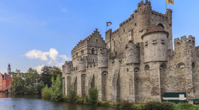 La controversia de un audio guía causa desconcierto entre los turistas en Bélgica