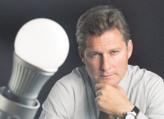 El español que creó una bombilla que dura toda la vida no tiene quien comercialice su invento