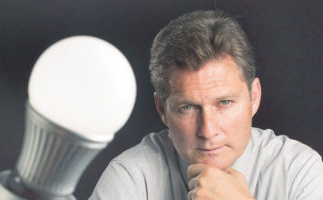 El español que creó una bombilla que dura toda la vida no tiene quien comercialice su invento