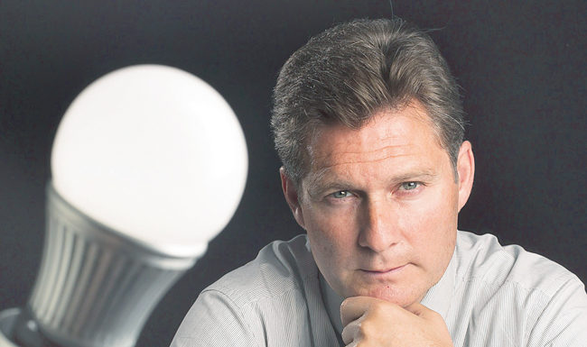 El español que creó una bombilla que dura toda la vida no tiene quien comercialice su invento