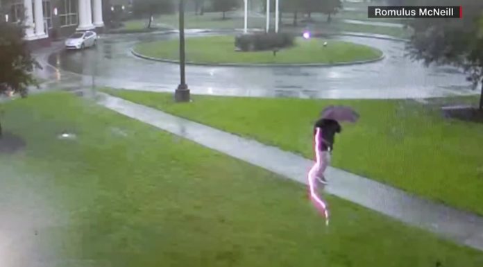 Video capta cuando casi un rayo alcanza a un hombre