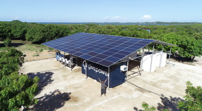 Instalaron la primera planta solar que convierte el agua de los océanos en potable en Kenia
