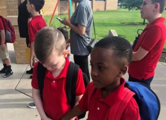 Niño con autismo lloraba solo y compañero le dio la mano para calmarlo