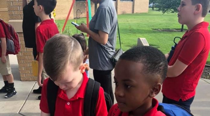 Niño con autismo lloraba solo y compañero le dio la mano para calmarlo